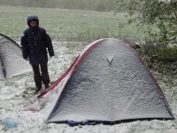 Niespodziewany atak zimy na początku maja - nasze namioty w śniegu - zdjęcie ze Studenckiego Rajdu Górskiego „Provizora” 2011 - Góry Bardzkie, Góry Złote