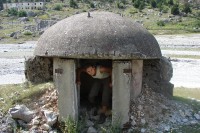 Jeden z licznych bunkrów w Albanii
